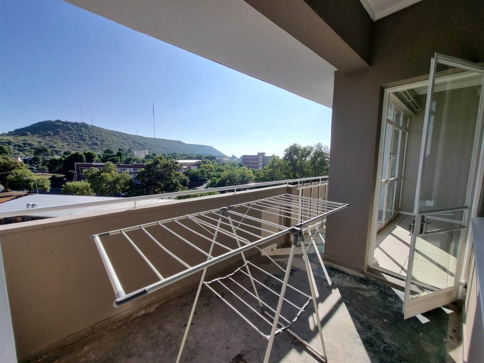 2 Bed Apartment in Bloemfontein photo number 16
