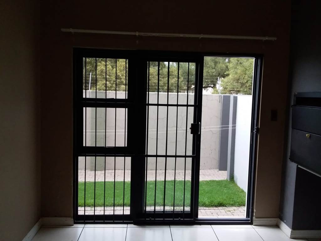 2 Bed Flat in Secunda photo number 10