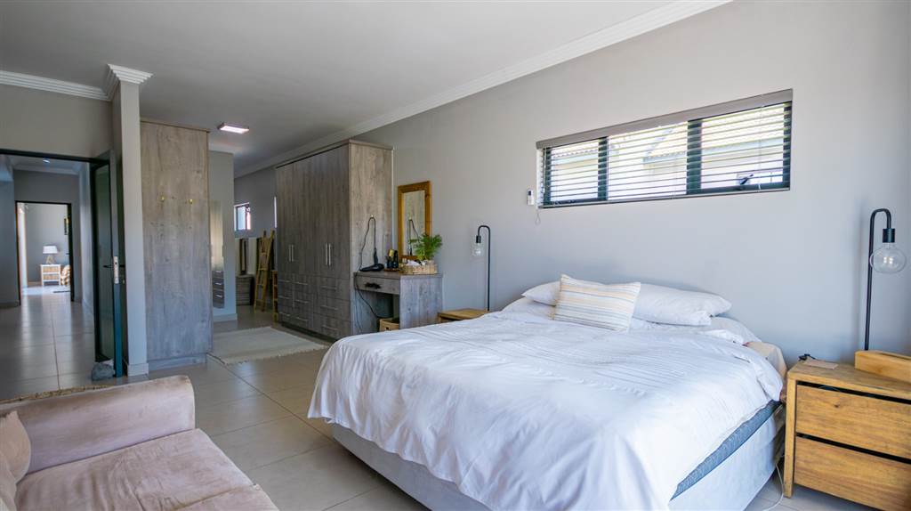 4 Bed House in Mooikloof Equestrian Estate photo number 10