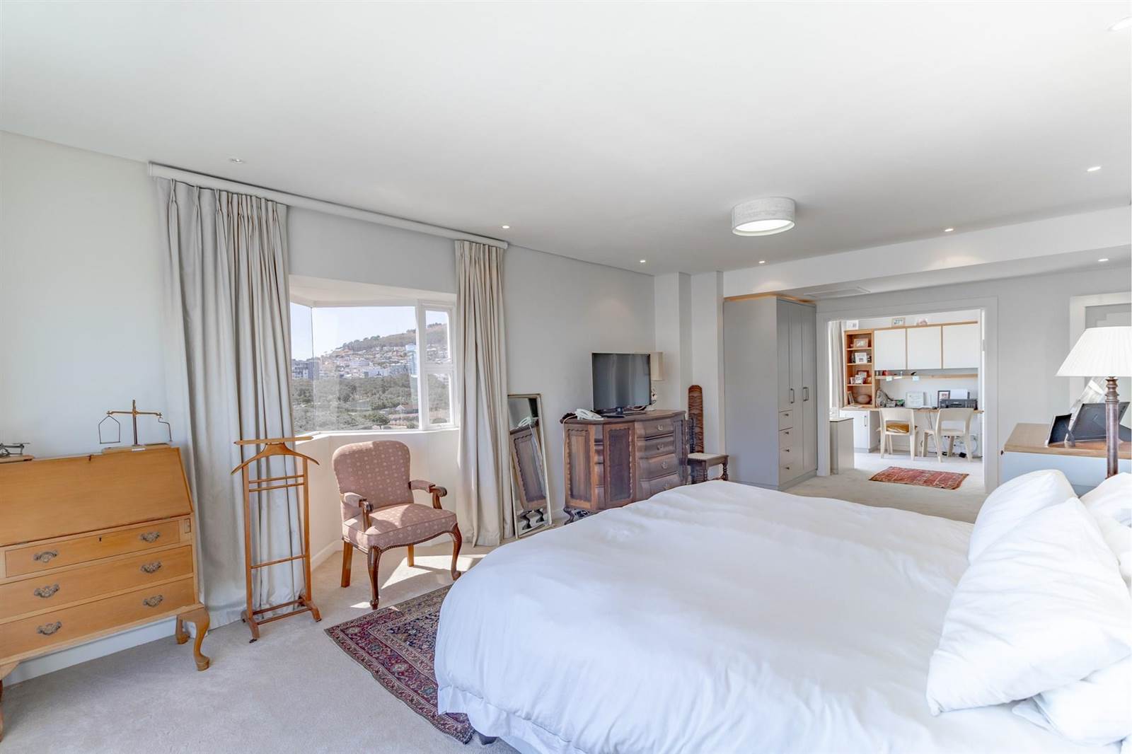 4 Bed Apartment in Mouille Point photo number 28