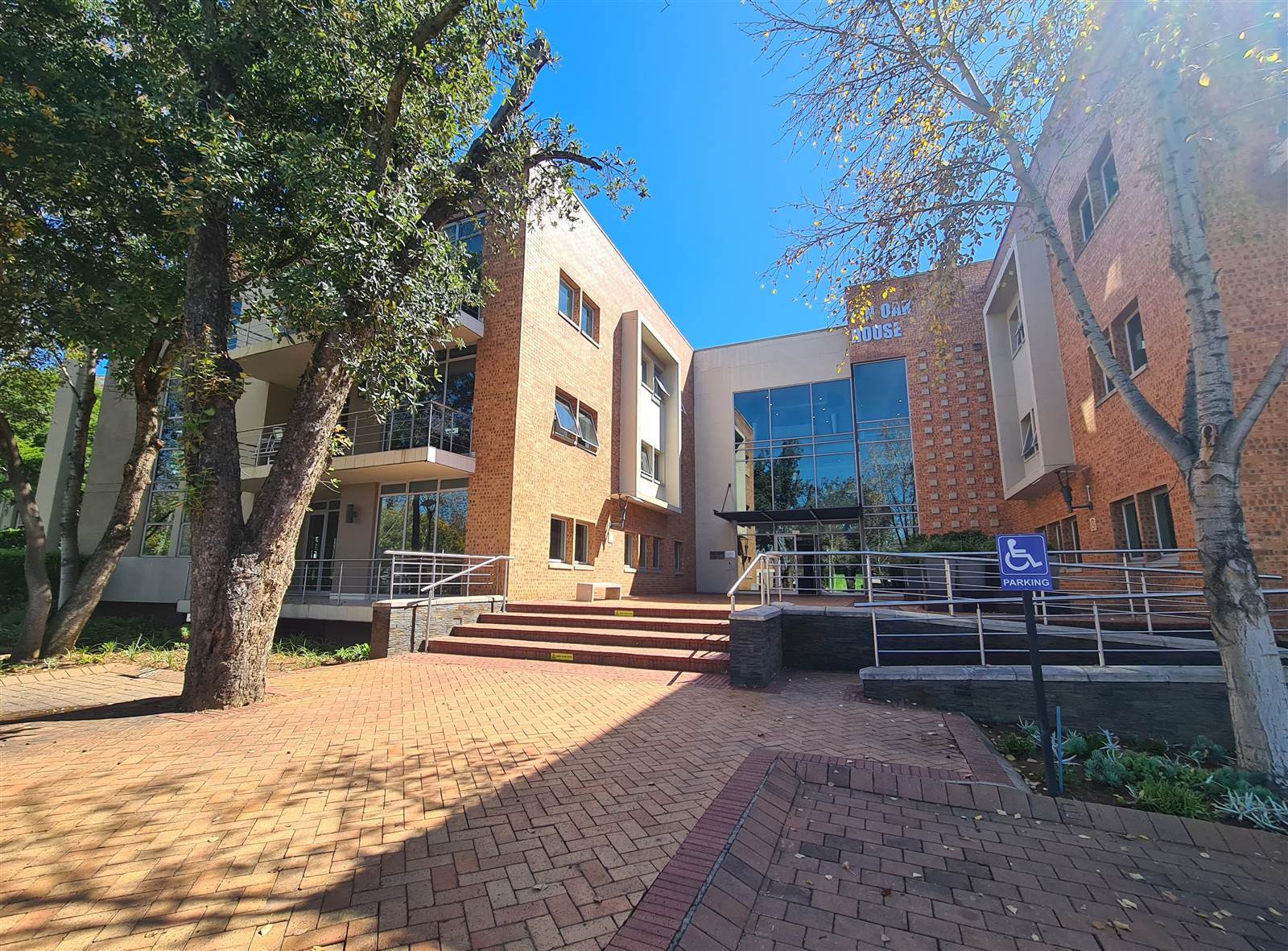 674  m² Commercial space in Bryanston photo number 1