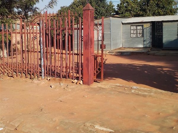 400 m² Land available in Lethlabile