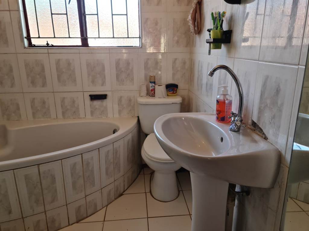 2 Bed House in Tlhabane photo number 12