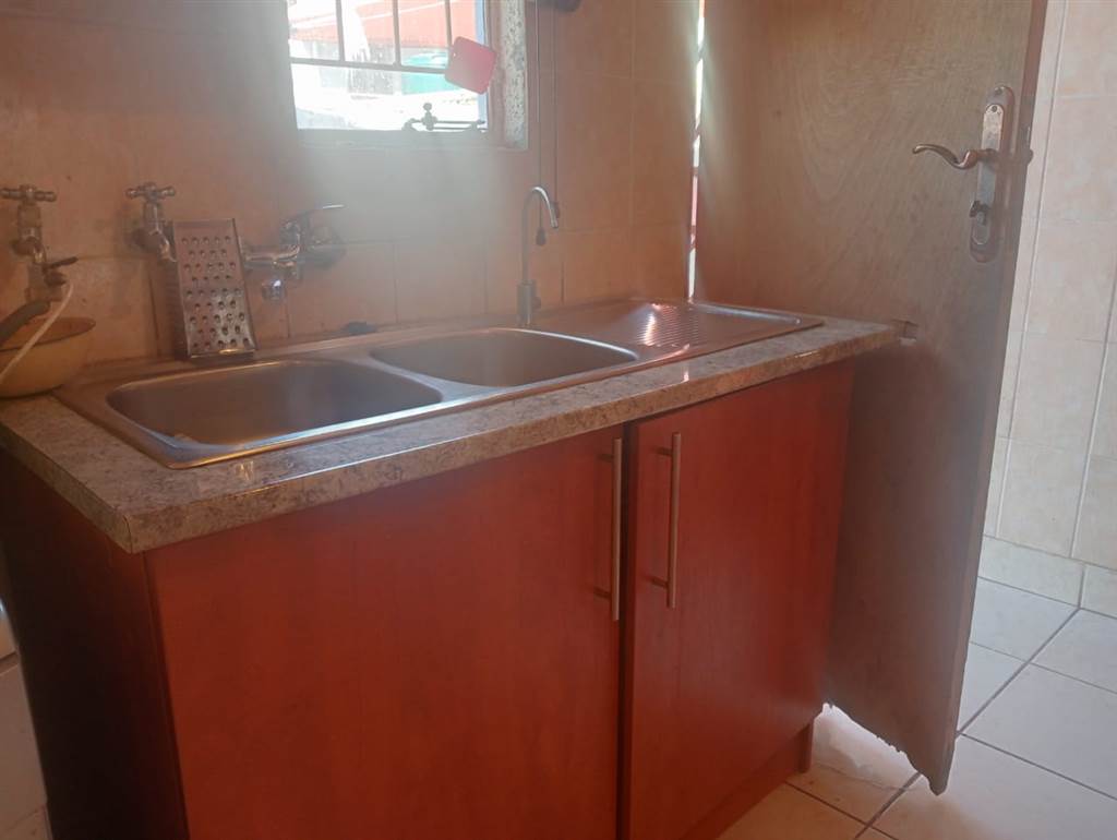 2 Bed House in Tlhabane photo number 6