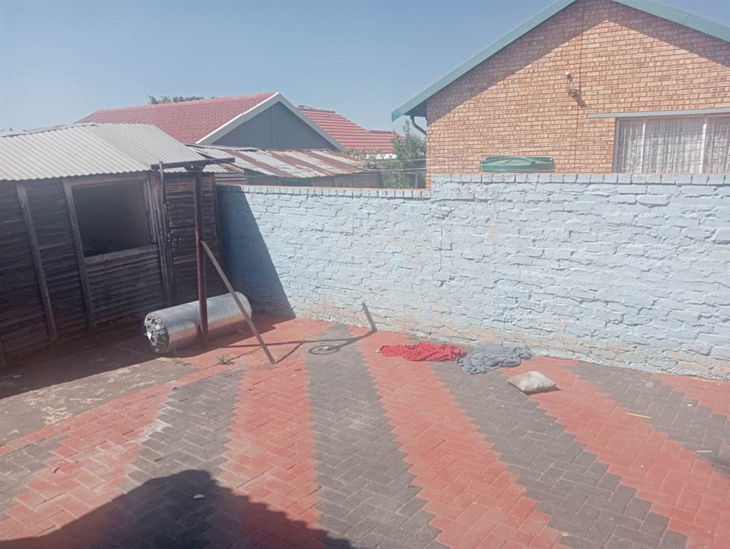 2 Bed House in Tlhabane photo number 16