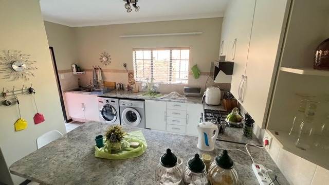 4 Bed Townhouse in Mooikloof Ridge photo number 11