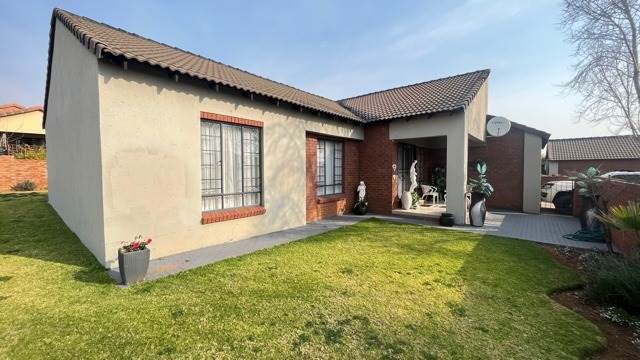 4 Bed Townhouse in Mooikloof Ridge photo number 21