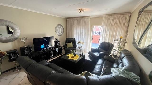 4 Bed Townhouse in Mooikloof Ridge photo number 19