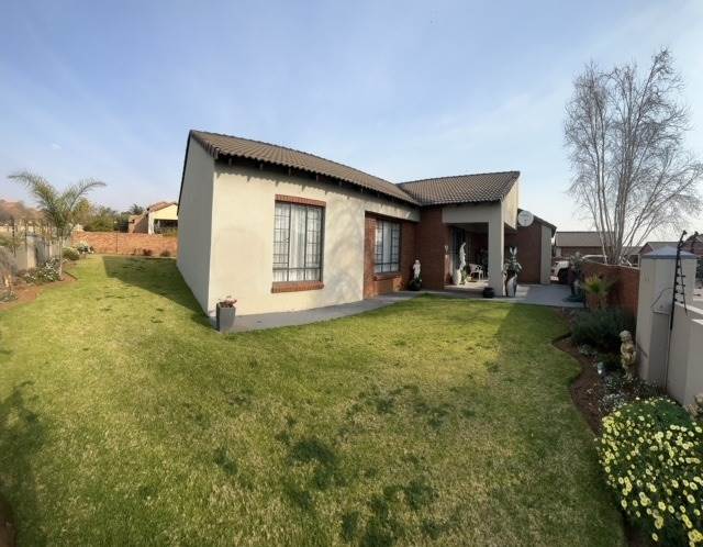 4 Bed Townhouse in Mooikloof Ridge photo number 22