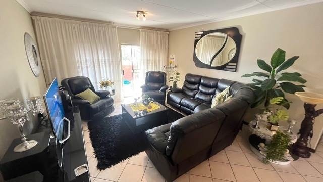 4 Bed Townhouse in Mooikloof Ridge photo number 17