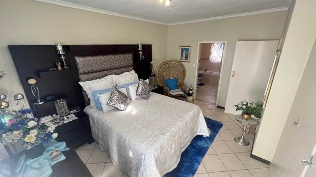 4 Bed Townhouse in Mooikloof Ridge photo number 3