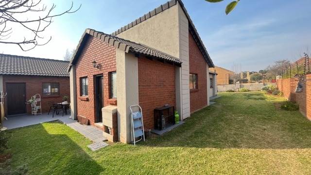 4 Bed Townhouse in Mooikloof Ridge photo number 25