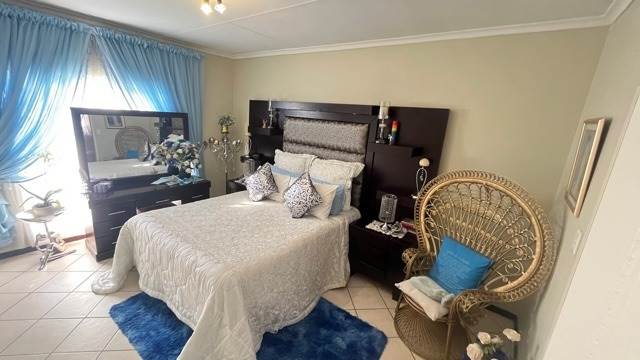 4 Bed Townhouse in Mooikloof Ridge photo number 2