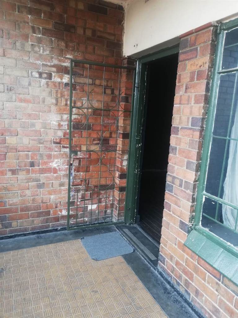2 Bed Apartment in Rosettenville photo number 5