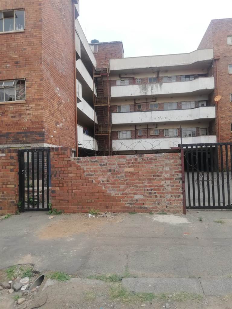 2 Bed Apartment in Rosettenville photo number 2