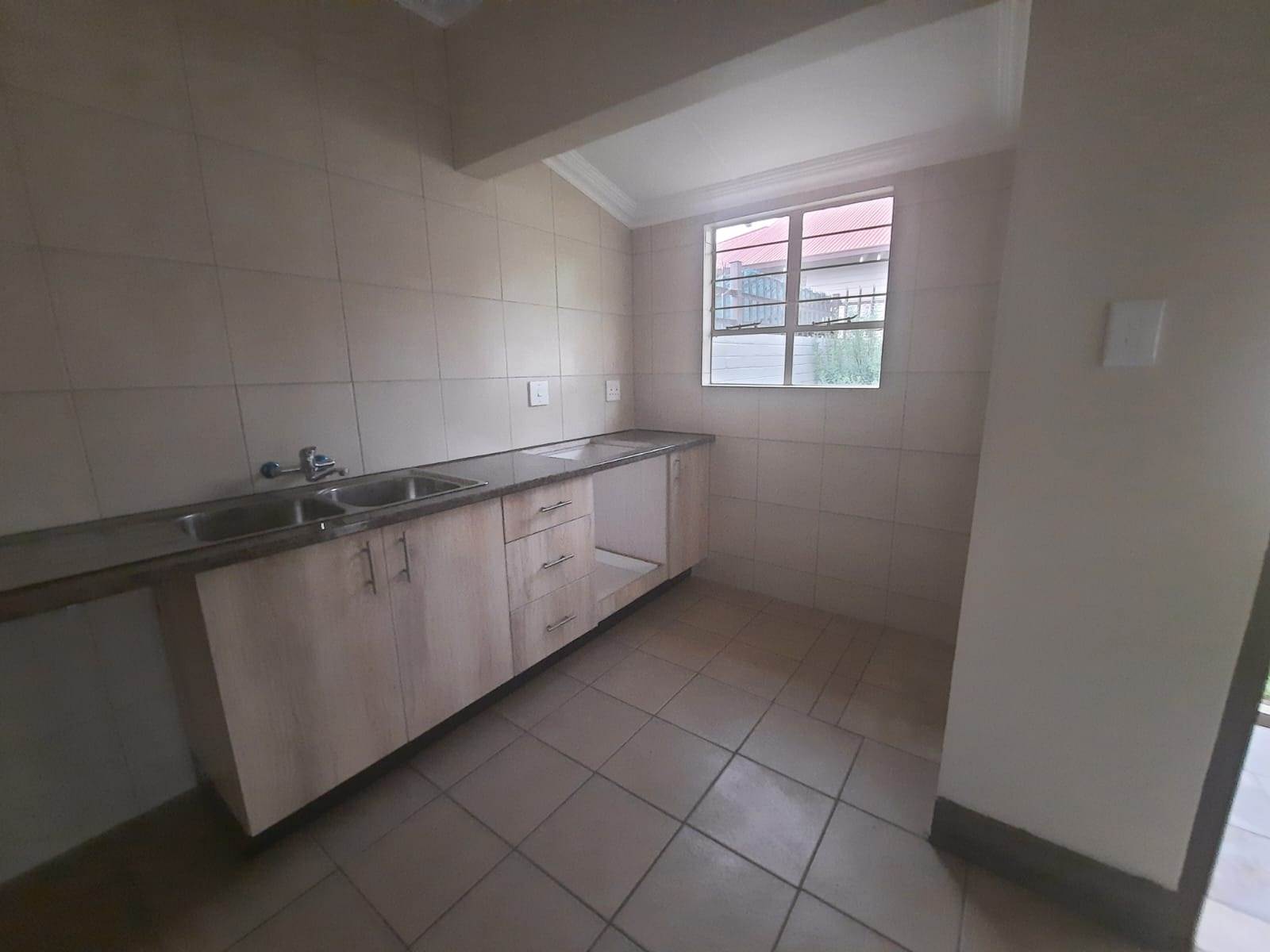2 Bed Townhouse in Ermelo photo number 6