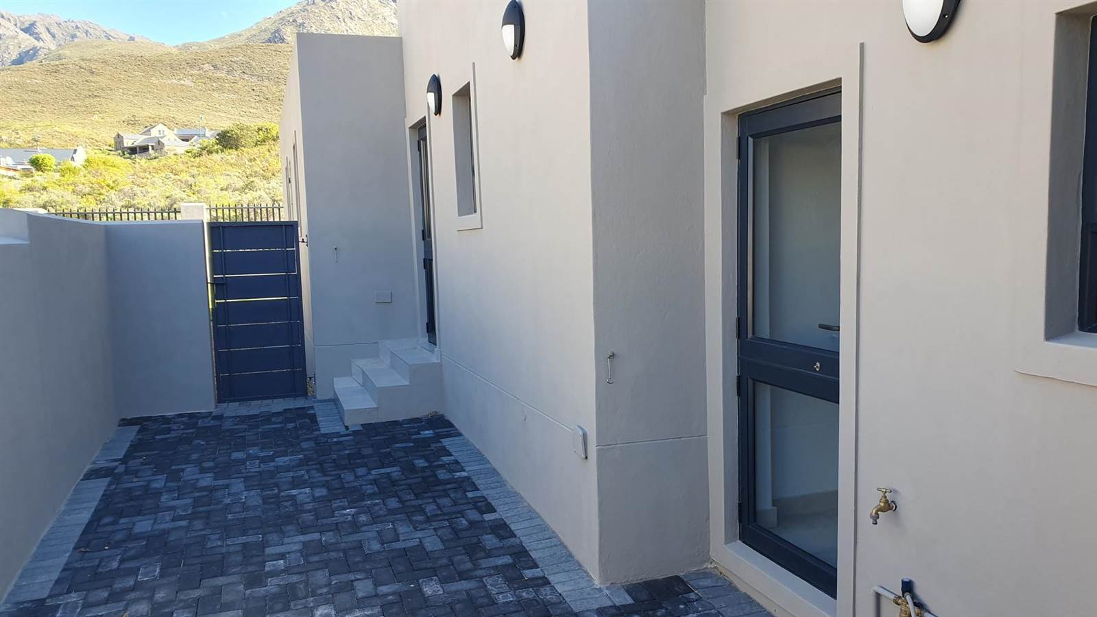 2 Bed House in Montagu photo number 16