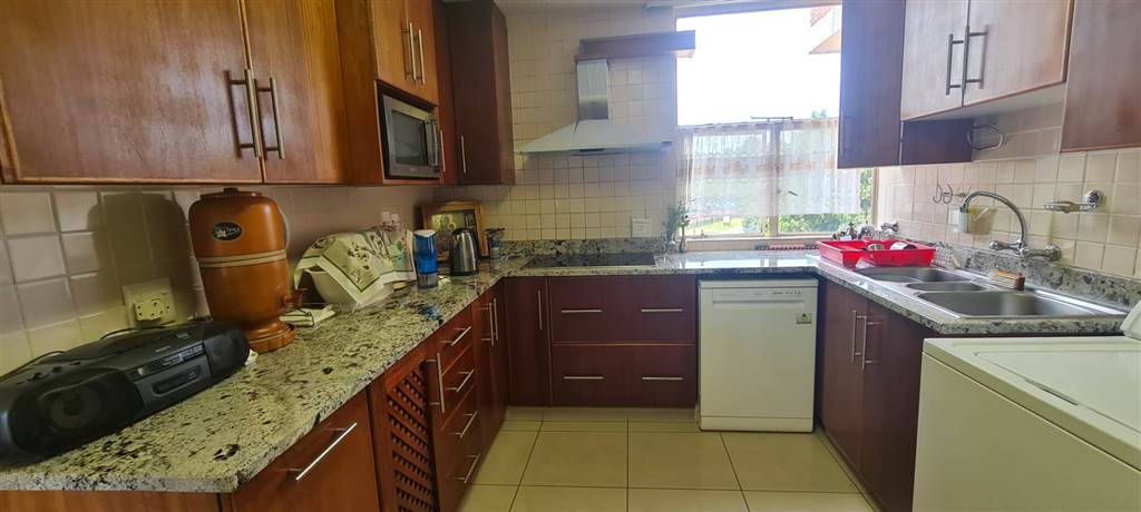 3 Bed Apartment in Menlyn photo number 11
