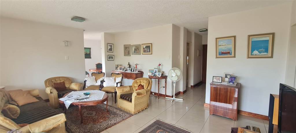 3 Bed Apartment in Menlyn photo number 6