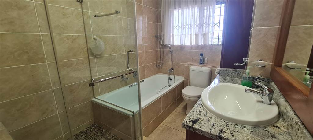 3 Bed Apartment in Menlyn photo number 17