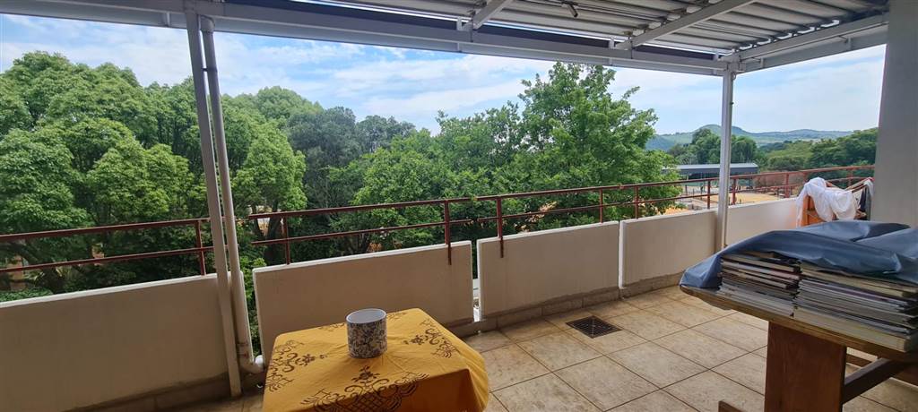 3 Bed Apartment in Menlyn photo number 8
