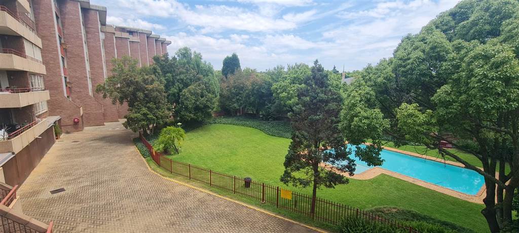 3 Bed Apartment in Menlyn photo number 1