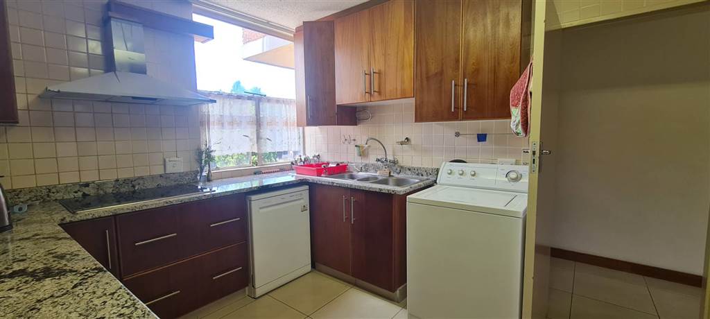 3 Bed Apartment in Menlyn photo number 14