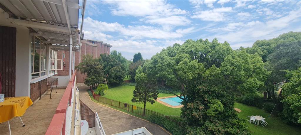 3 Bed Apartment in Menlyn photo number 2