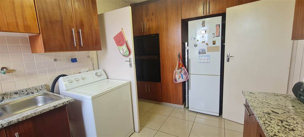 3 Bed Apartment in Menlyn photo number 13