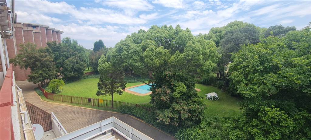 3 Bed Apartment in Menlyn photo number 9