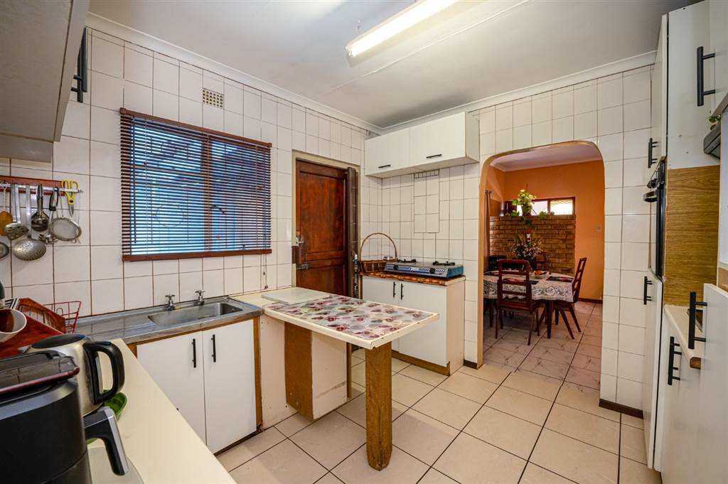 3 Bed House in Uitsig photo number 8
