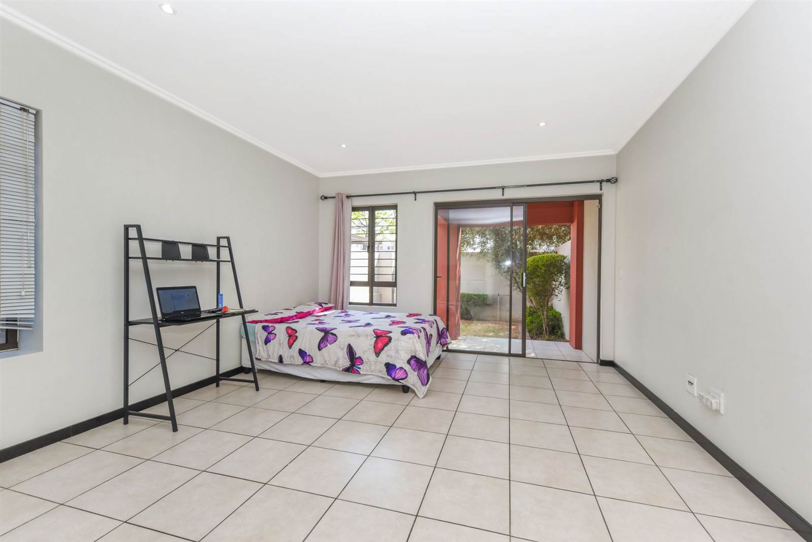 1 Bed Apartment in Lonehill photo number 7