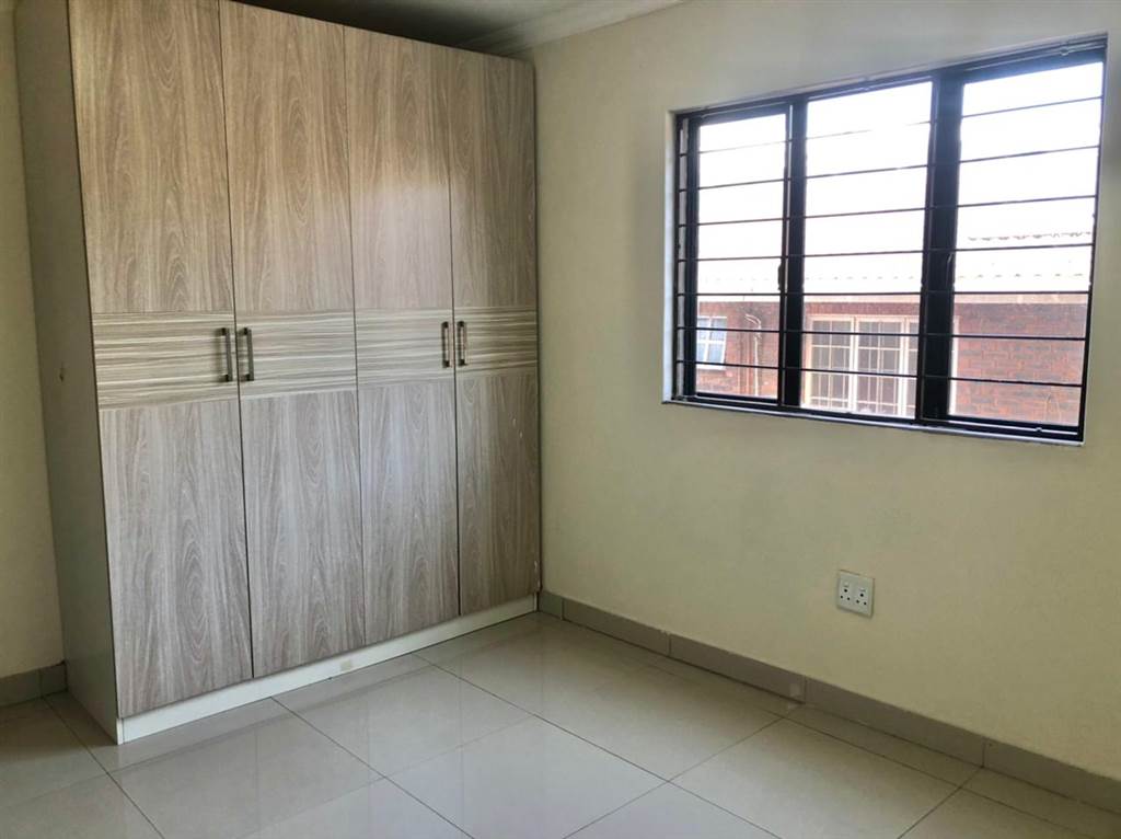 3 Bed Apartment in Greyville photo number 9
