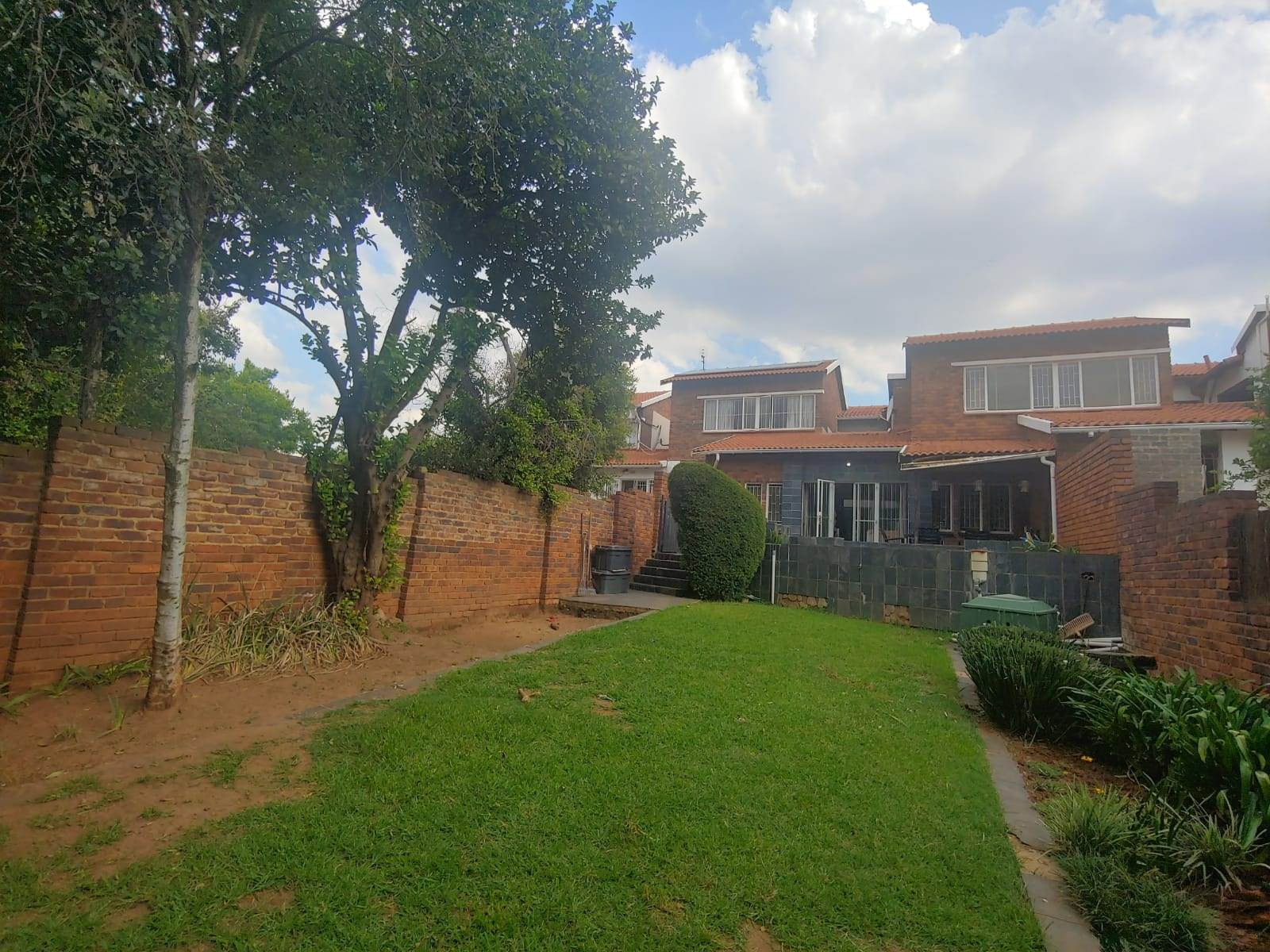 3 Bed Townhouse in Northcliff photo number 3