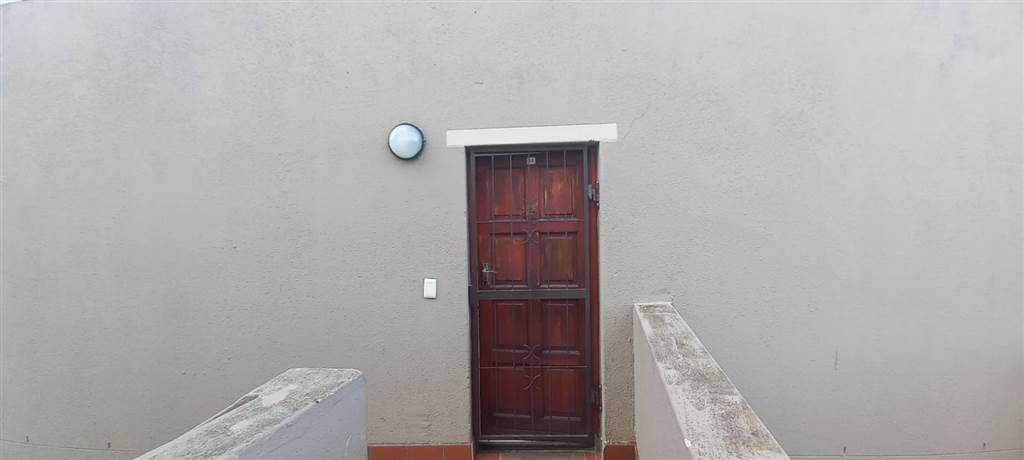 2 Bed Apartment in Parow North photo number 5