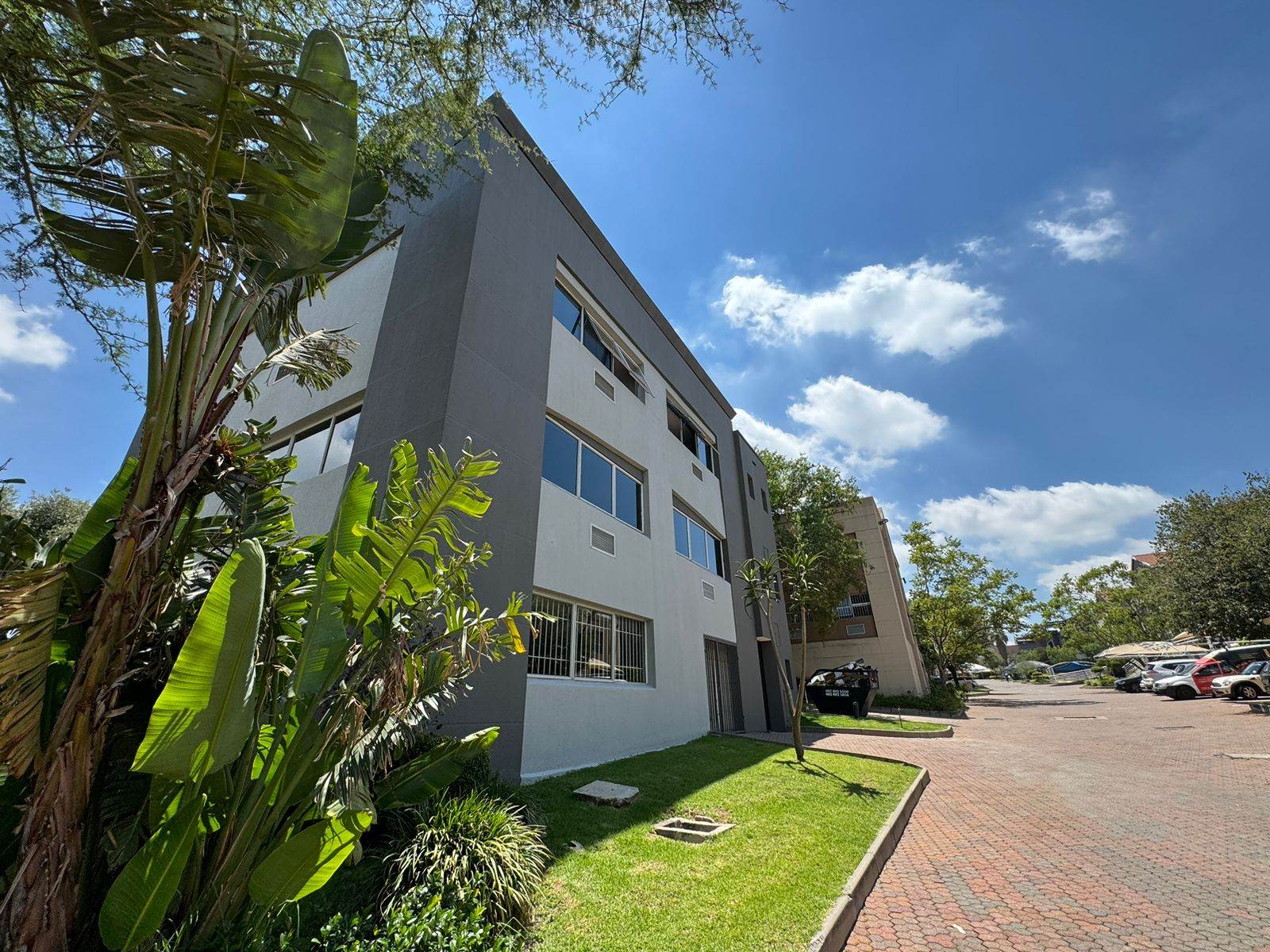 180  m² Commercial space in Sunninghill photo number 3