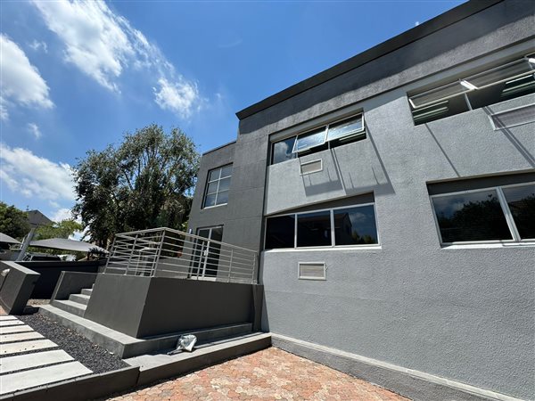 180  m² Commercial space in Sunninghill