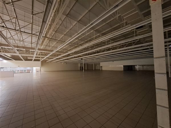 3 000  m² Retail Space