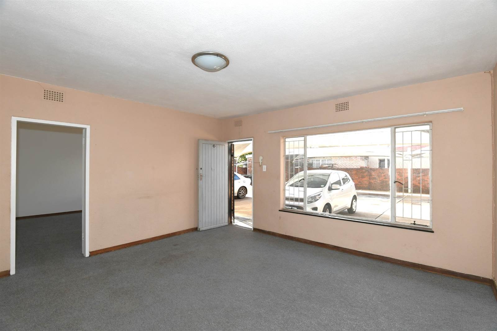 1 Bed Apartment in Casseldale photo number 3