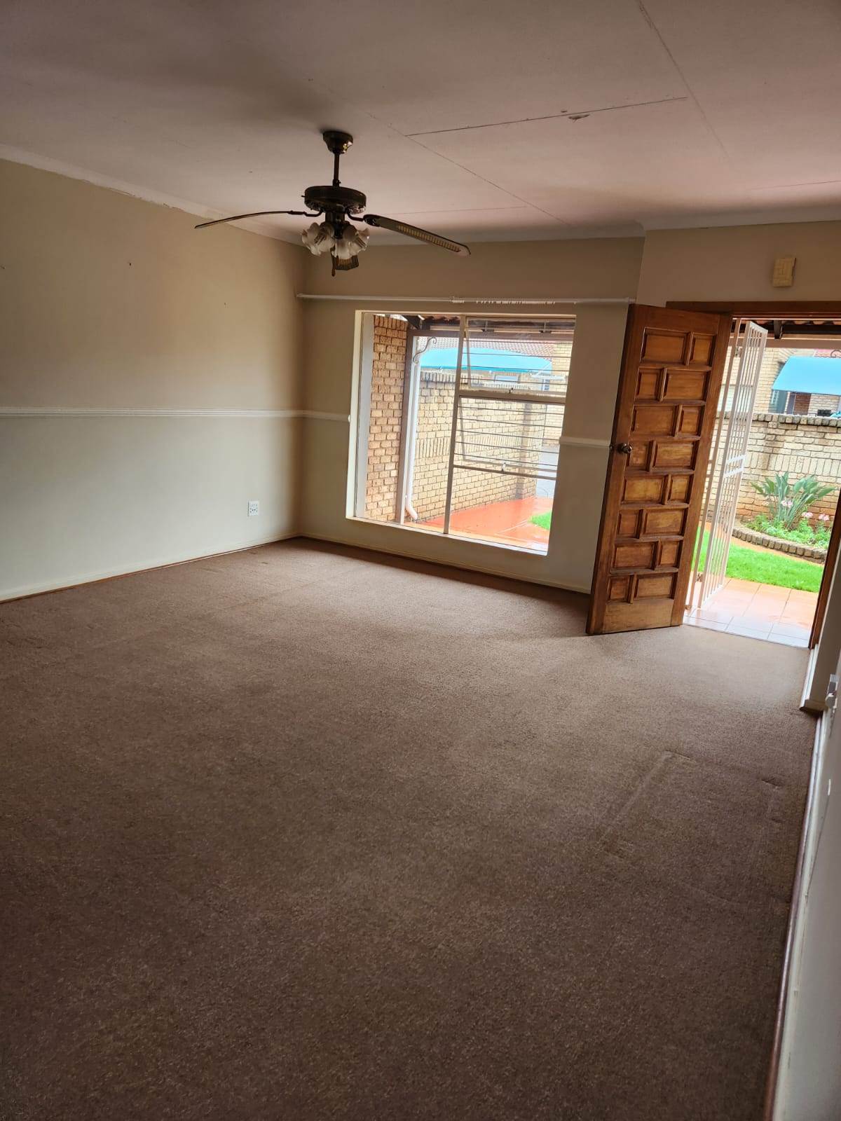 2 Bed Townhouse in Carletonville photo number 4
