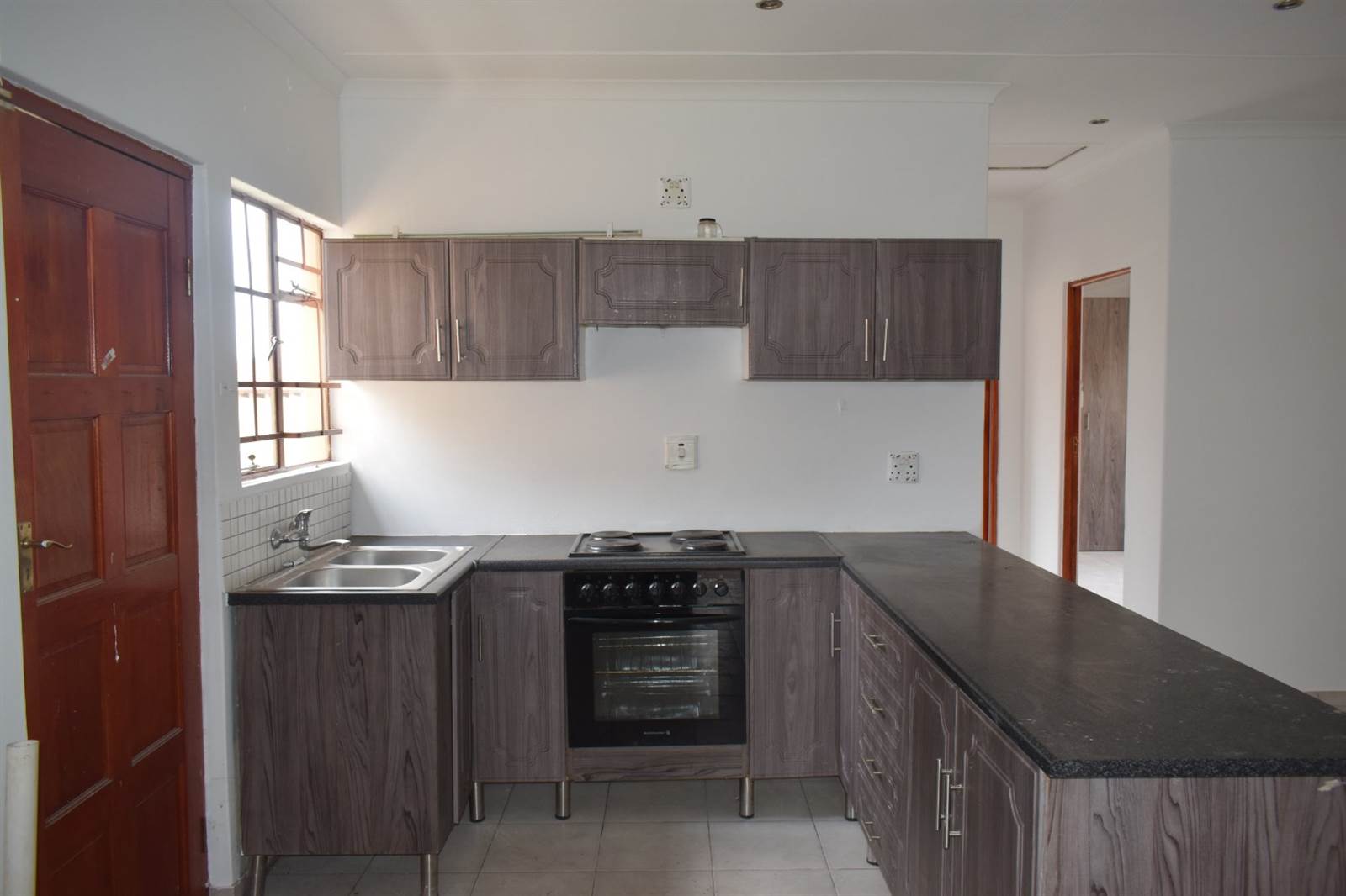 2 Bed House in Rensburg photo number 5