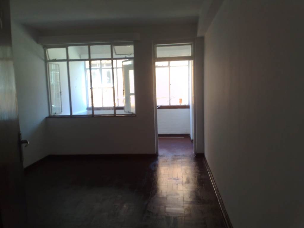 1.5 Bed Apartment in Sunnyside photo number 3