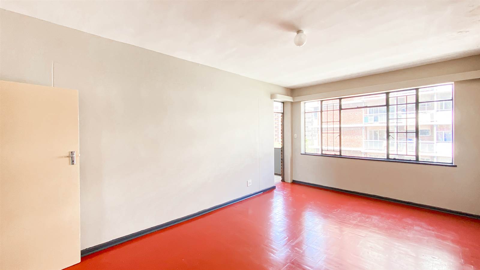 2 Bed Apartment in Hillbrow photo number 9