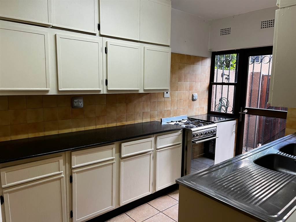 3 Bed Cluster in Parktown photo number 7