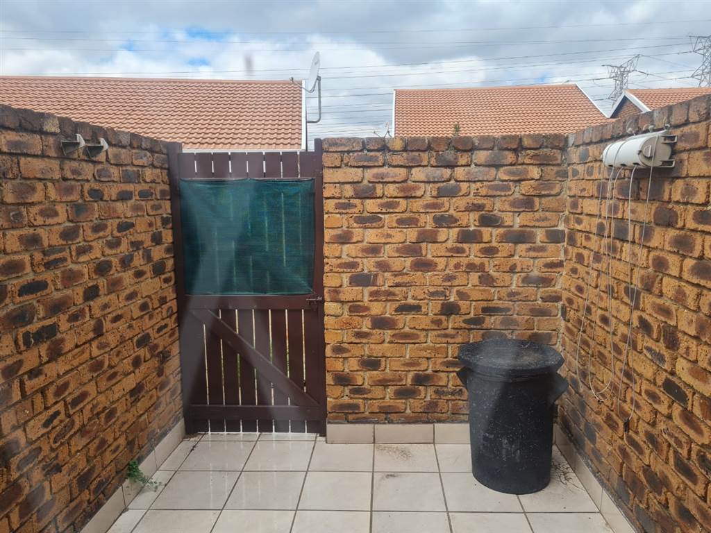 2 Bed Townhouse in Edenvale photo number 9