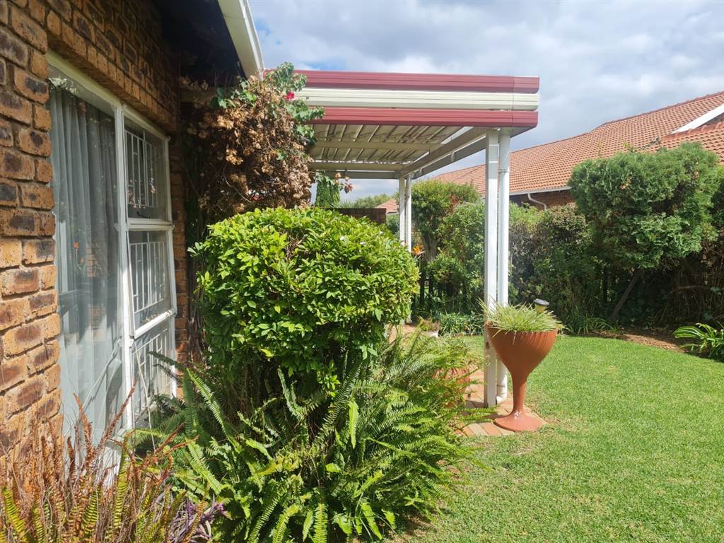 2 Bed Townhouse in Edenvale photo number 17