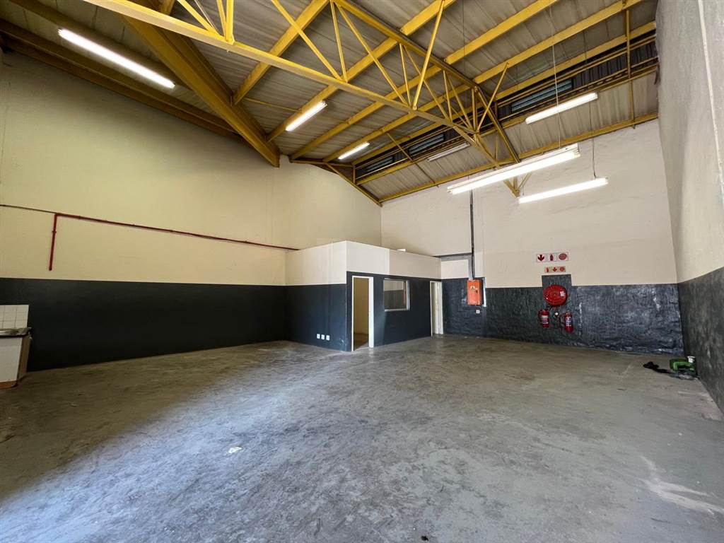 120  m² Industrial space in Fontainebleau photo number 5