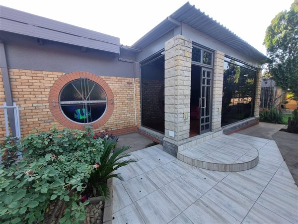 5 Bed House in Kimberley Central