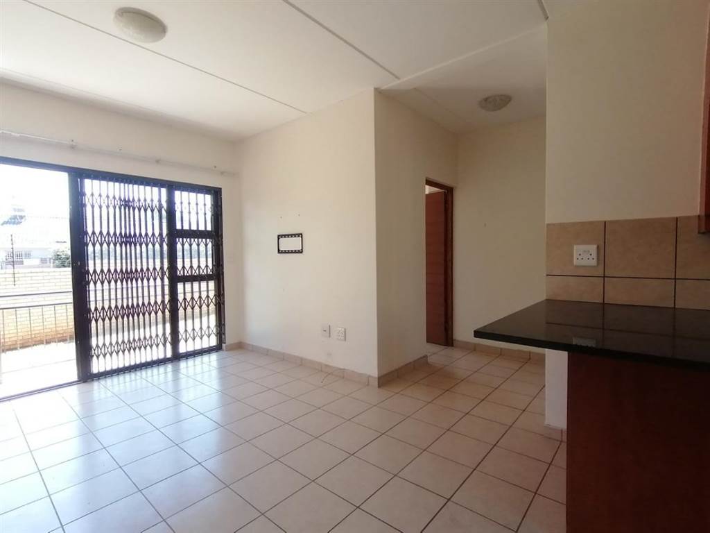2 Bed Townhouse in Southcrest photo number 4