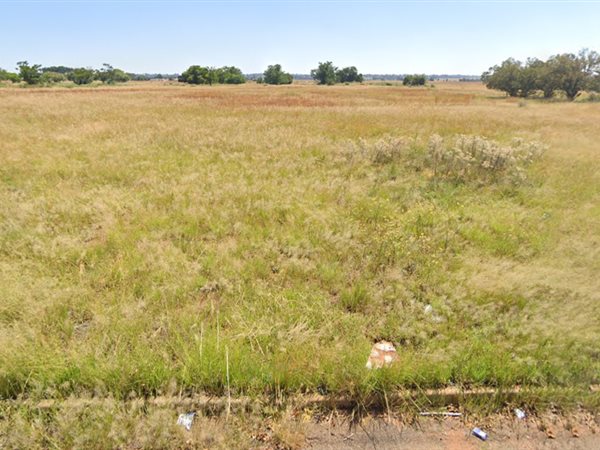 744 m² Land